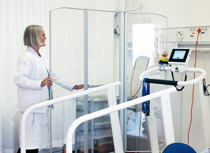 NOVINKA - čirá zástěna