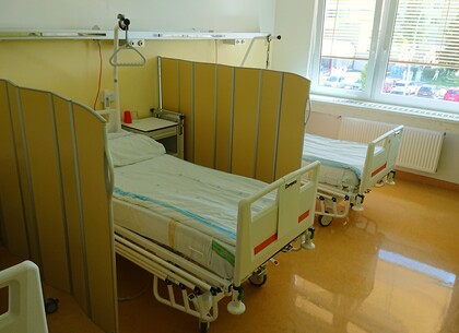 Skládací zástěny montované na stěnu