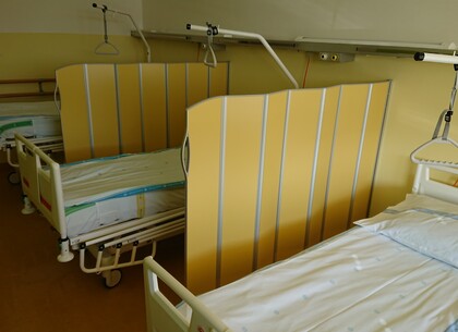 Skládací zástěny montované na stěnu