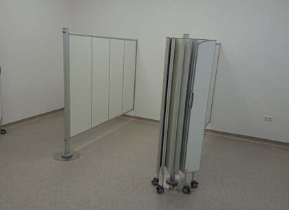 Příklad kombinace pevné a skládací zástěny