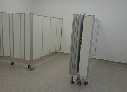 Příklad kombinace pevné a skládací zástěny