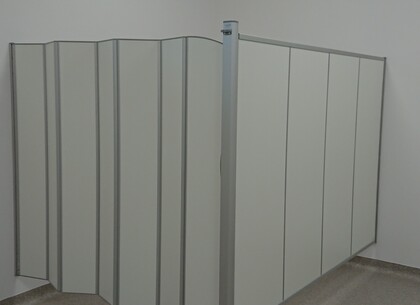 Příklad kombinace pevné a skládací zástěny