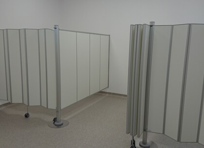 Příklad kombinace pevné a skládací zástěny