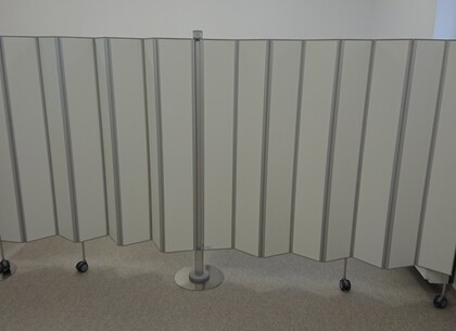 Příklad kombinace pevné a skládací zástěny