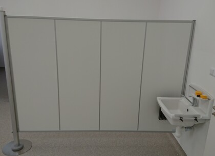 Pevná zástěna o délce 240cm a výšce 185cm