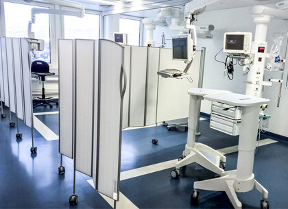 Skládací zástěny na operačním sále