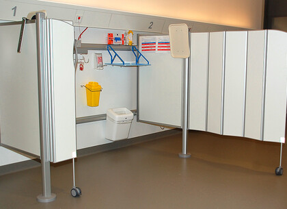 Skládací zástěny v kombinaci s pevným polem 