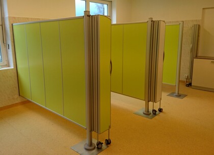 Kombinace pevných polí a skládacích zástěn