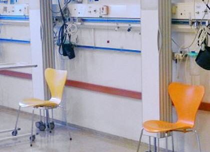 Skladací zástěny připravené na rozdělení místa pro lůžka pacientů