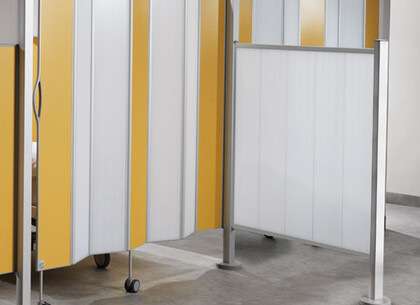 Příklad využití sloupku typ D - kombinace pevných polí a skládacích zástěn